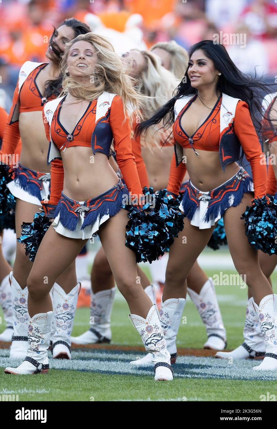 Denver, Colorado, États-Unis. 25th septembre 2022. Les cheerleaders de Denver Broncos divertissent la foule avant le début de l'année 1st. Moitié au Empower Field à Mile High dimanche soir. Les Broncos battent les 49ers 11-10. (Image de crédit : © Hector Acevedo/ZUMA Press Wire) Banque D'Images