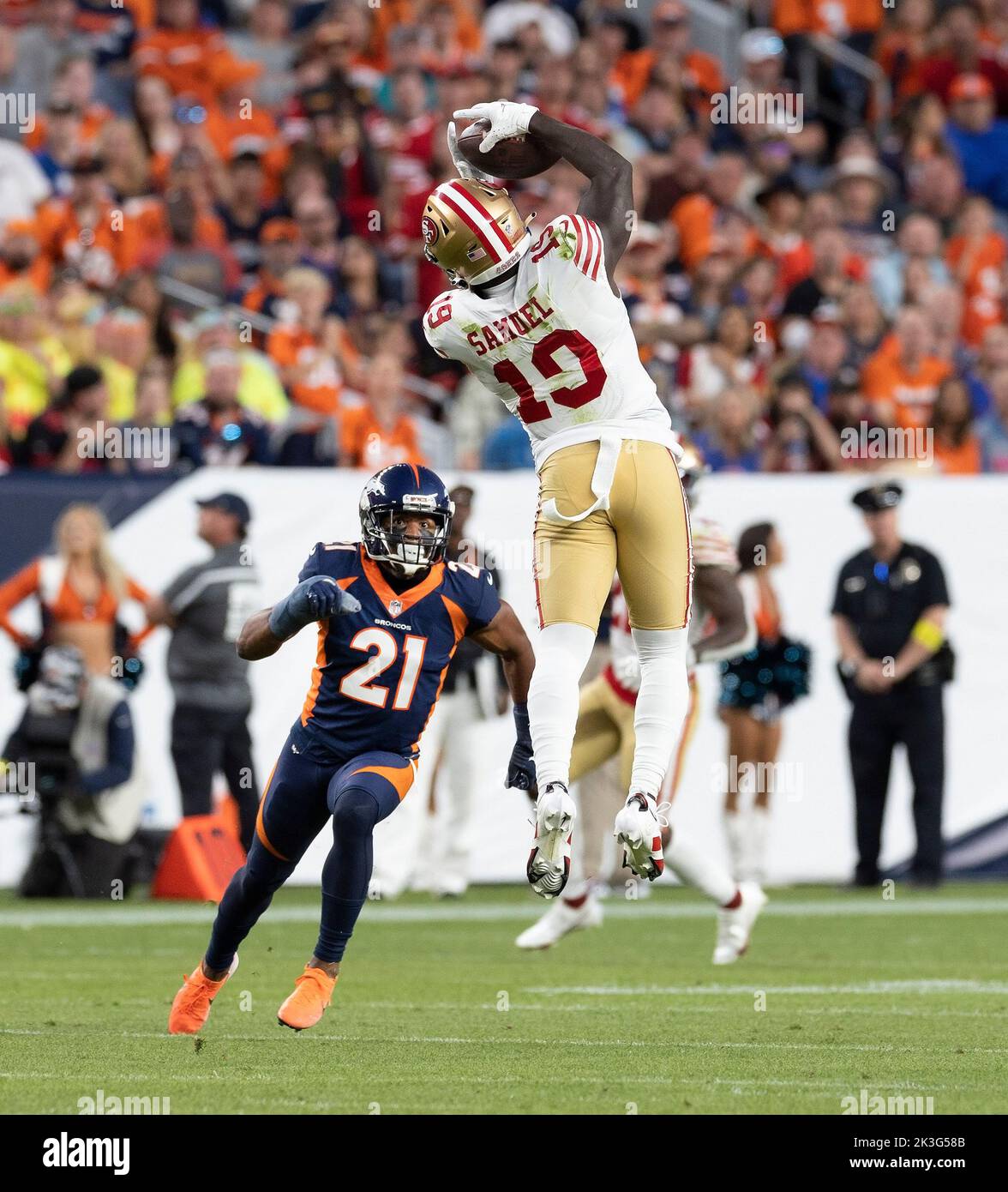 Denver, Colorado, États-Unis. 25th septembre 2022. 49ers WR DEEBO SAMUEL attrape un col pendant le 1st. Moitié au Empower Field à Mile High dimanche soir. Les Broncos battent les 49ers 11-10. (Image de crédit : © Hector Acevedo/ZUMA Press Wire) Banque D'Images