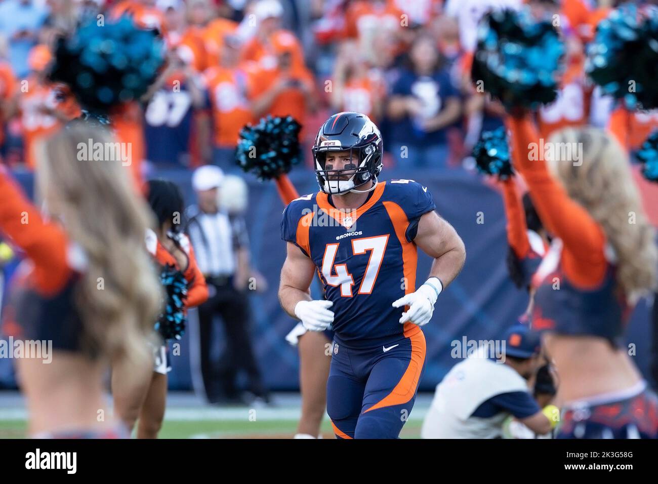Denver, Colorado, États-Unis. 25th septembre 2022. Broncos ILB JOSEY JEWELL entre sur le terrain lors des présentations de joueurs au début de l'année 1st. Moitié au Empower Field à Mile High dimanche soir. Les Broncos battent les 49ers 11-10. (Image de crédit : © Hector Acevedo/ZUMA Press Wire) Banque D'Images