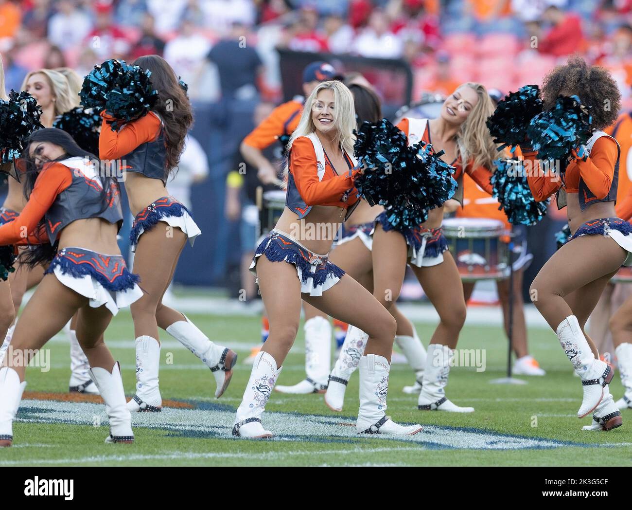 Denver, Colorado, États-Unis. 25th septembre 2022. Les cheerleaders de Denver Broncos divertissent la foule avant le début de l'année 1st. Moitié au Empower Field à Mile High dimanche soir. Les Broncos battent les 49ers 11-10. (Image de crédit : © Hector Acevedo/ZUMA Press Wire) Banque D'Images