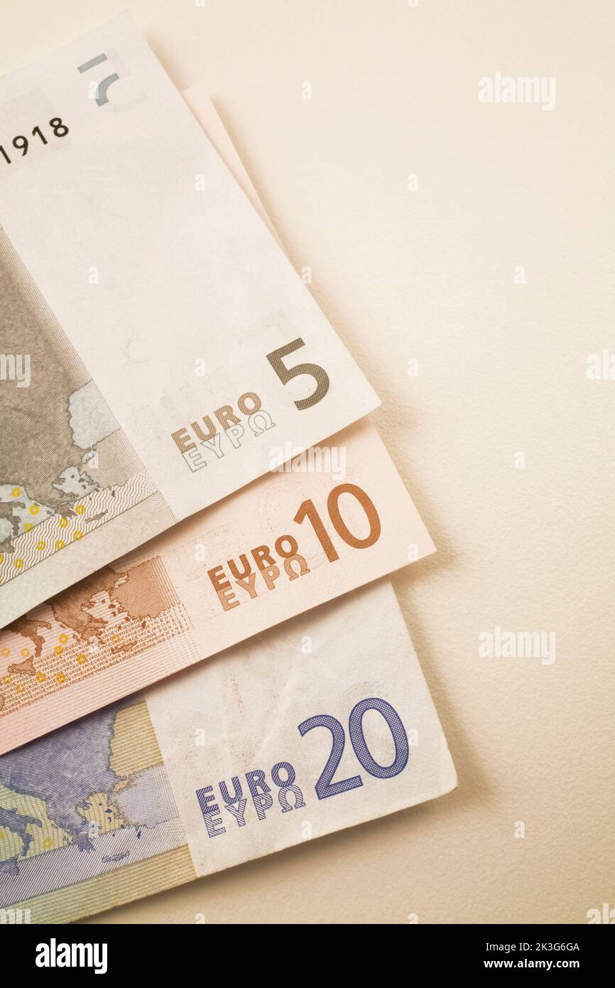 Gros plan de 5, 10, 20 billets en monnaie européenne sur fond blanc. Banque D'Images