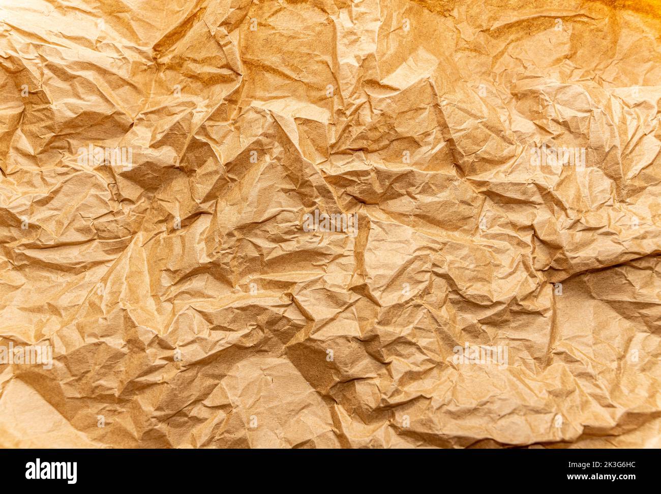 Texture plissée abstraite du papier d'emballage brun. Arrière-plan abstrait Banque D'Images