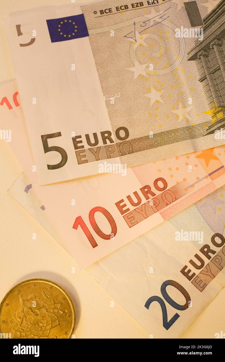 Gros plan de 5, 10, 20 billets et pièces de monnaie en euros sur fond blanc. Banque D'Images