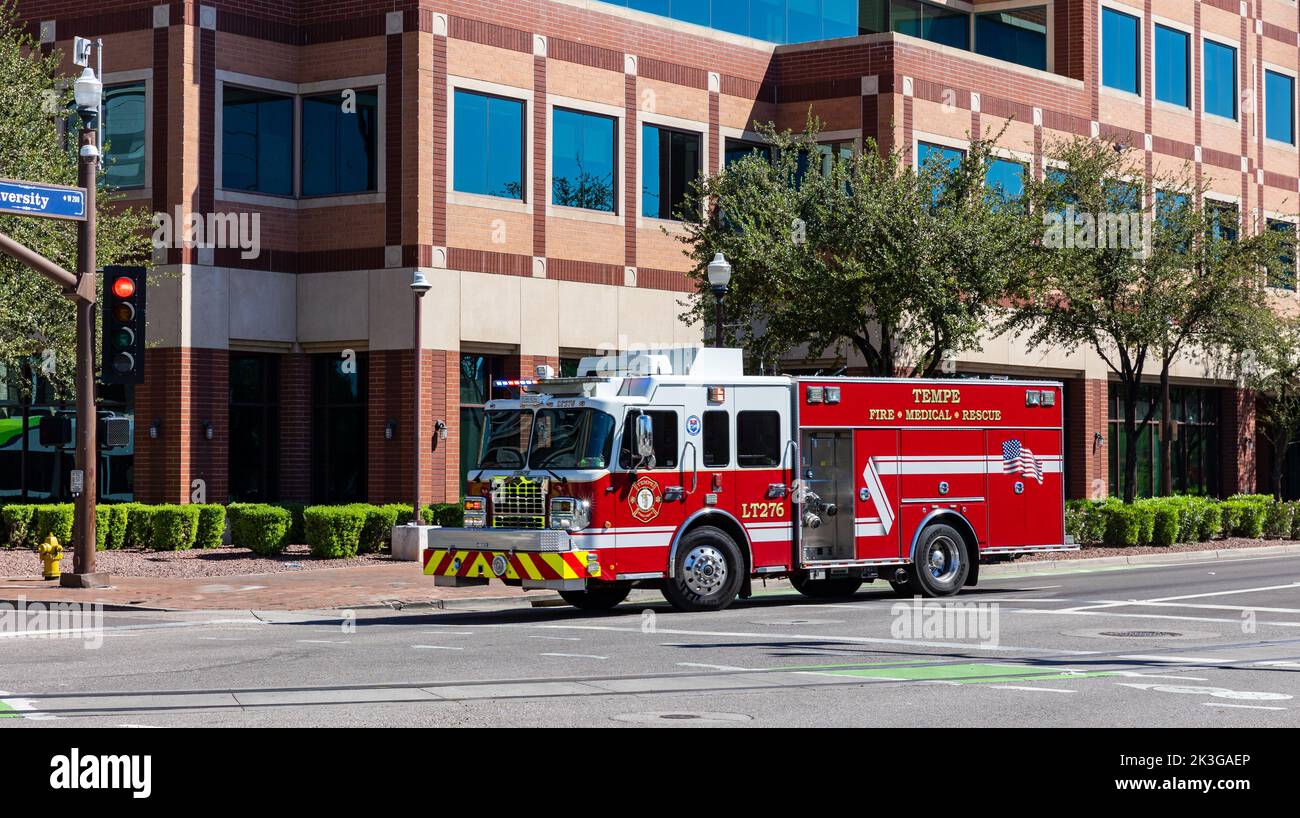 Tempe, AZ - septembre 2022 : le véhicule d'intervention d'urgence du service d'incendie de Tempe arrive à un appel. Banque D'Images