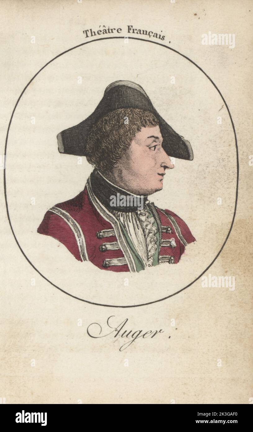 François Augé ou Auger, acteur français qui a joué à la Comédie française, 1763-1782. En chapeau bicorne et uniforme militaire avec manteau moussé. Vis sans fin. Théâtre français. Gravure en crépi de couleur main d'après Jacques Grasset Saint-Sauveur d'acteurs et Actrices Célébres, acteurs et actrices célèbres, chez Latour, Paris, 1808. Banque D'Images