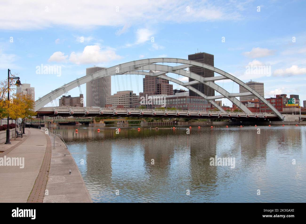 Frederick Douglass–Susan B. Anthony Memorial Bridge au-dessus de la rivière Genesee et de la ville moderne de Rochester en arrière-plan, Rochester, dans le nord de l'État de New Yor Banque D'Images