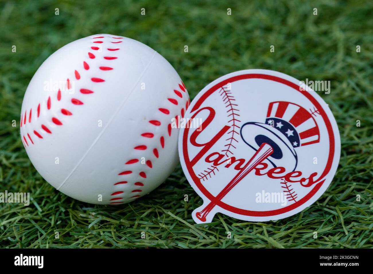 26 septembre 2022, Cooperstown, New York. L'emblème du club de baseball des New York Yankees et d'un baseball. Banque D'Images