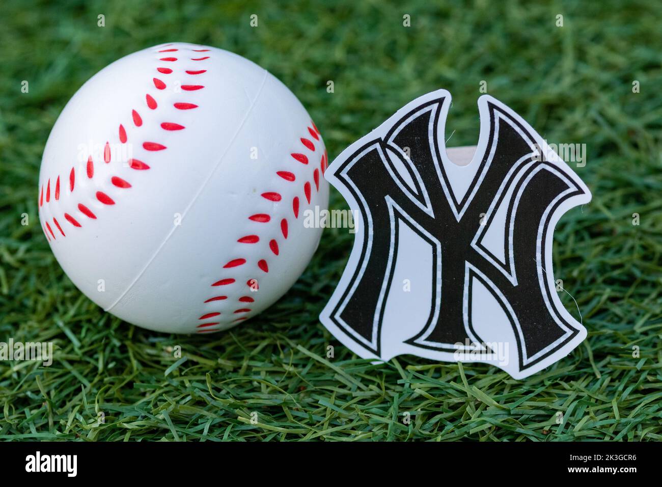 26 septembre 2022, Cooperstown, New York. L'emblème du club de baseball des New York Yankees et d'un baseball. Banque D'Images