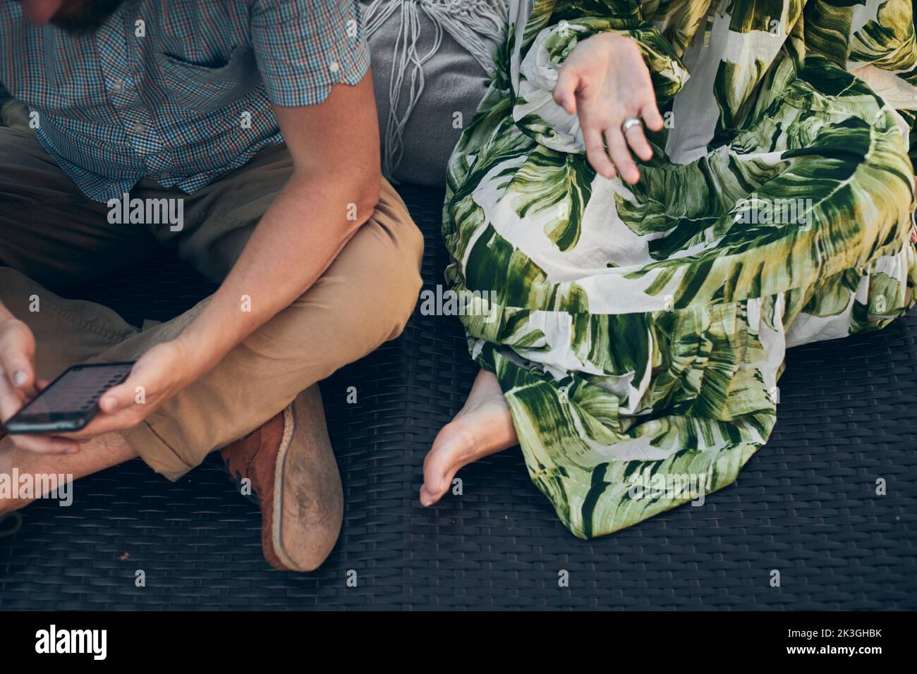 Un homme et une femme sont assis sur une chaise longue dans le parc. Vue avant. Banque D'Images