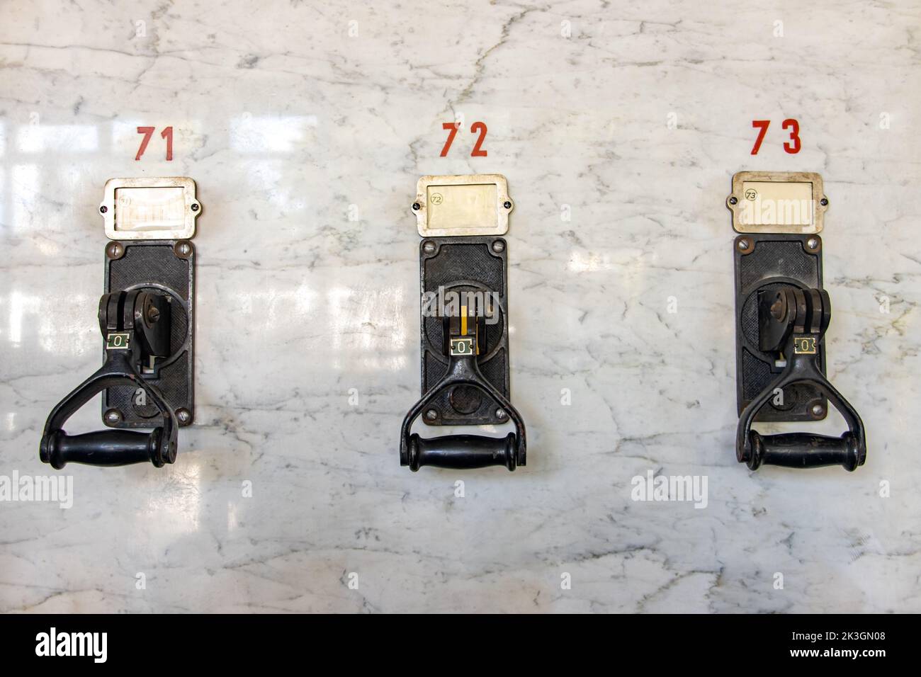 Disjoncteurs électriques rétro sur le tableau de commande Banque D'Images