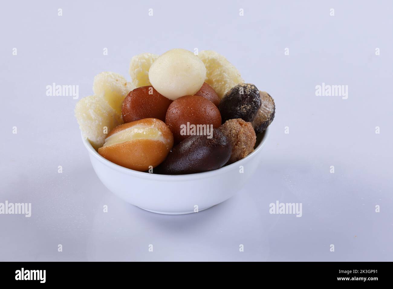 Gulab jamun est un sucrée à base de lait solide populaire au Bangladesh Inde, pakistan dans des festivals comme Diwali, eid ou même des fêtes de mariage Banque D'Images