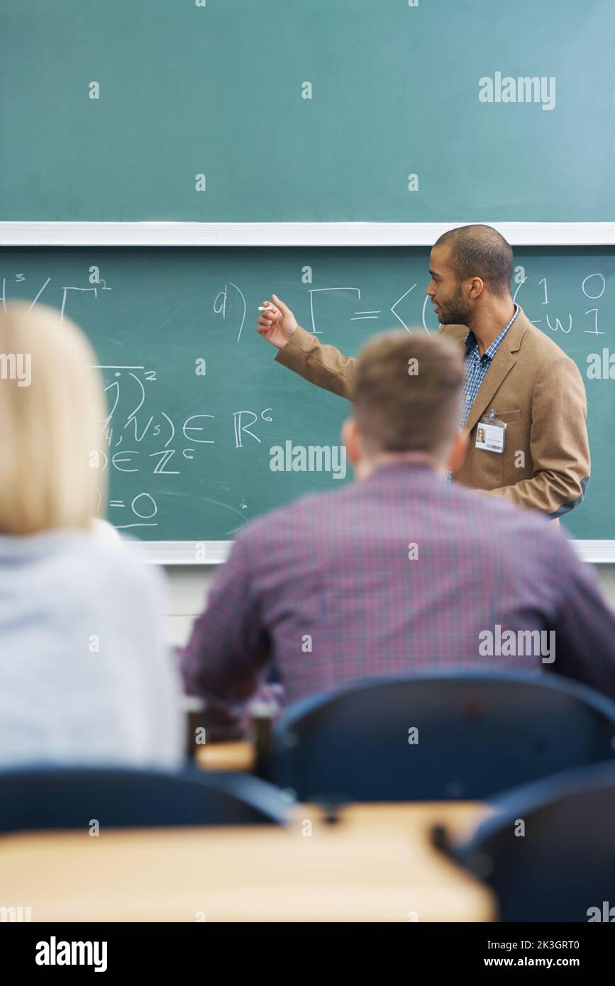 HES est dédié à ses étudiants. Un professeur d'université donne une leçon à ses étudiants dans la salle de conférence. Banque D'Images