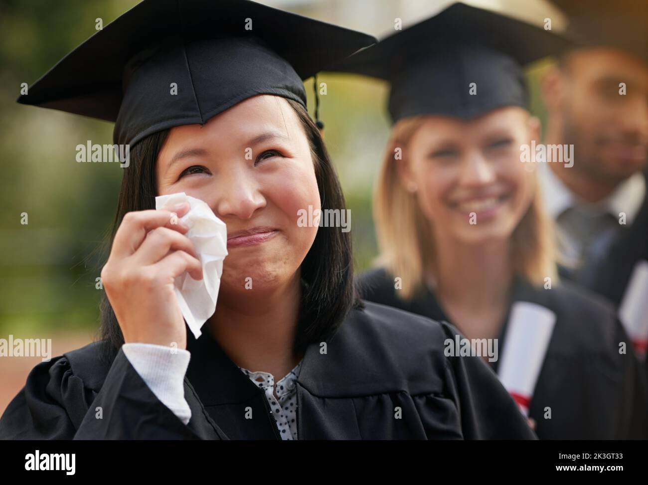 Soyez fier de votre chemin. Un jeune diplômé ecstatique se déversant des larmes de joie à sa graduation. Banque D'Images