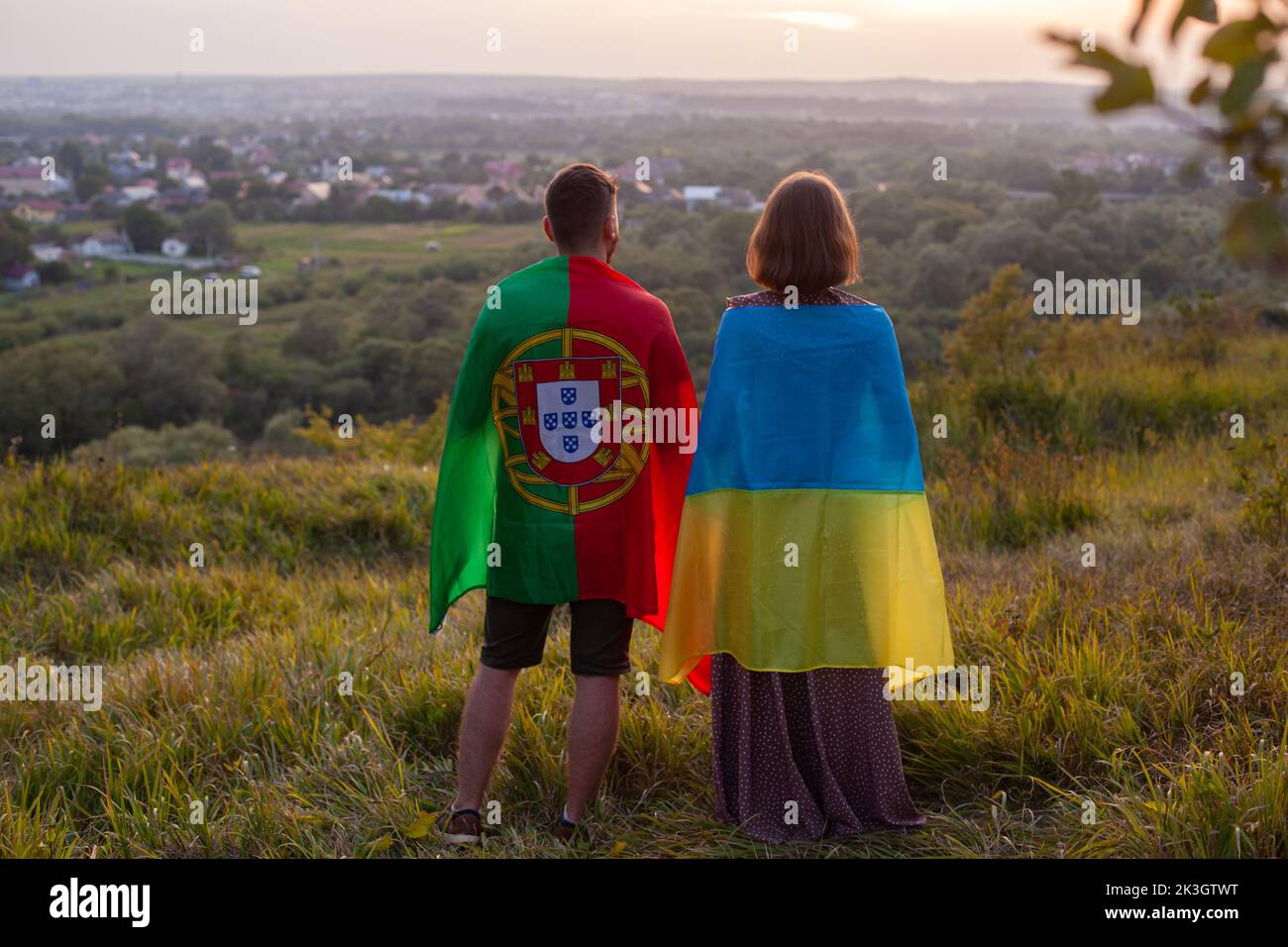 Couple couvert en Ukraine et au Portugal drapeaux. Concept d'amitié entre l'Ukraine et la République portugaise. Amour entre deux pays. Homme et femme Banque D'Images