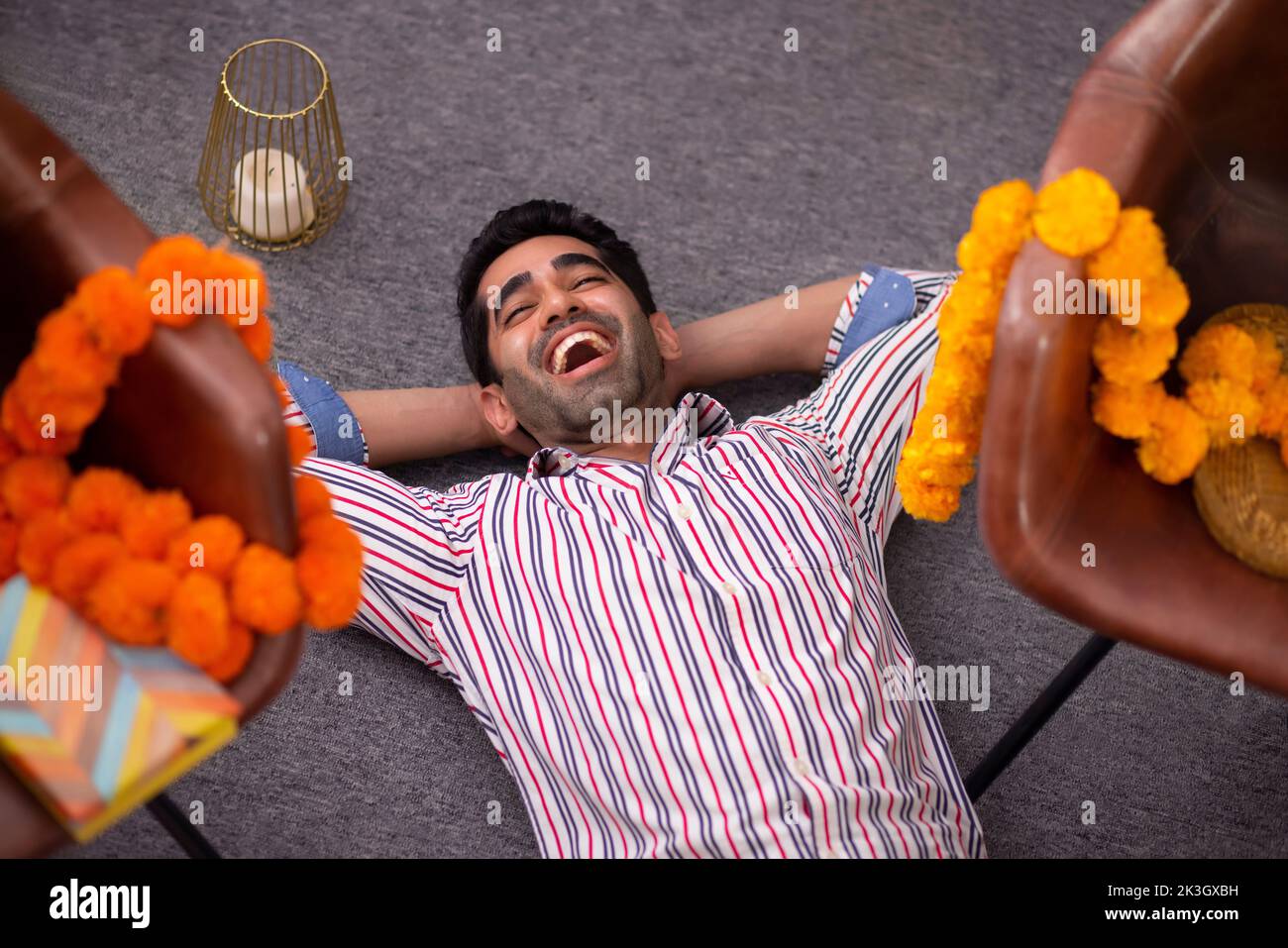 Vue en angle supérieur d'un employé allongé sur un étage de bureau pendant la fête de Diwali Banque D'Images