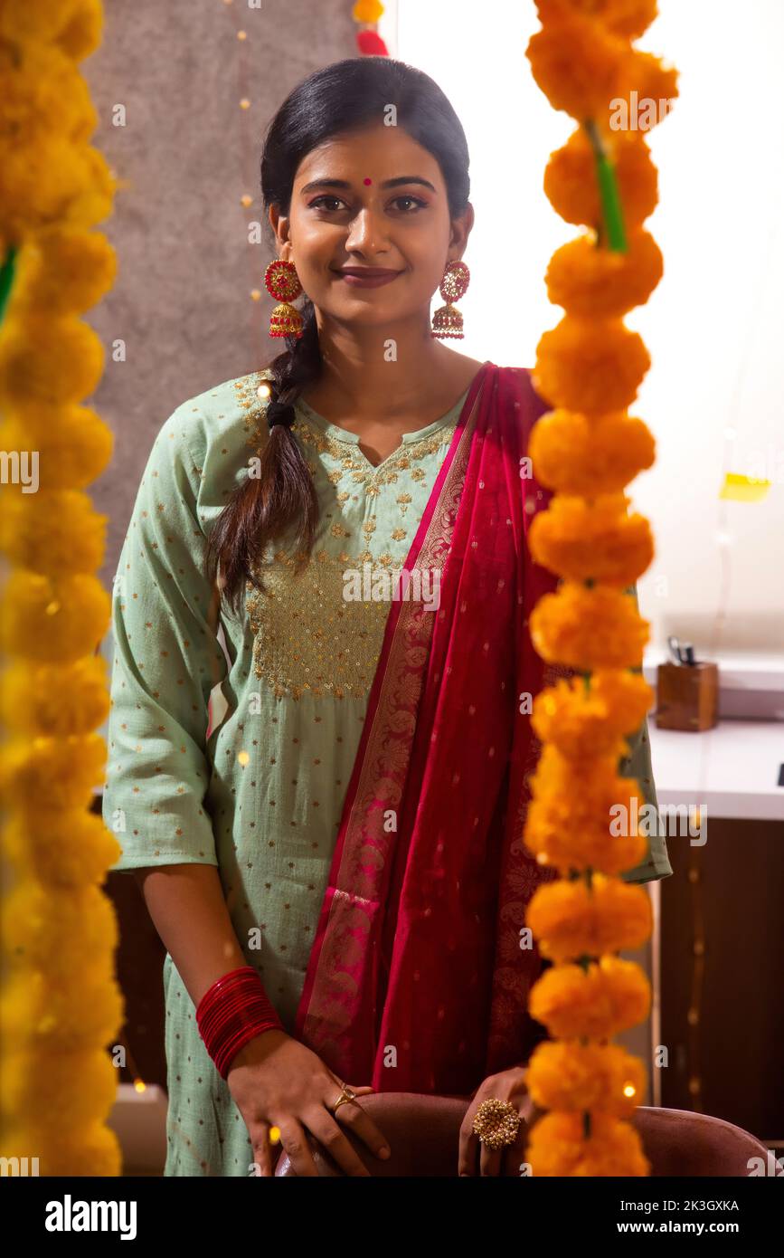 Employée de vêtements traditionnels debout au bureau pendant la fête de Diwali Banque D'Images