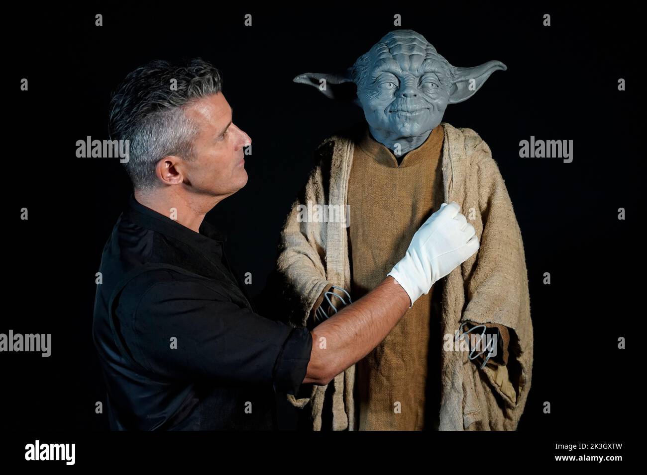 Photo non publiée du 08/09/22 du PDG de Propstore Stephen Lane avec les robes Jedi de Yoda du film de 1999 'Stars Wars: The Phantom Menace' (estimation de 40 000 à 60 000 £) lors d'un aperçu au magasin Propstore de Rickmansworth, Hertfordshire pour la prochaine vente aux enchères en direct de souvenirs Propstore Entertainment qui aura lieu sur 4 jours du 3rd au 6th novembre. Date de publication : mardi 27 septembre 2022. Banque D'Images