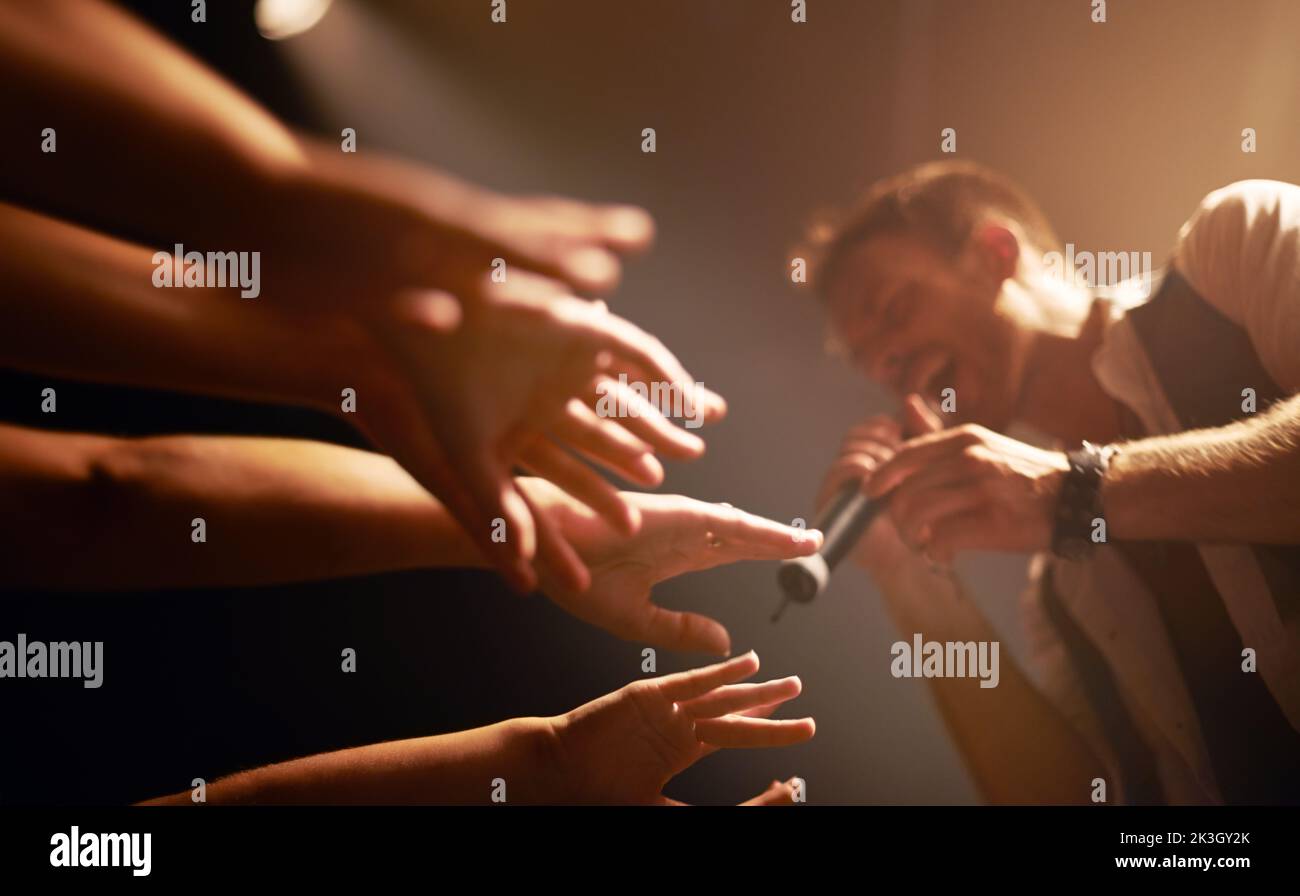 Montrer aux fans un peu d'amour. Un interprète sur scène. Banque D'Images