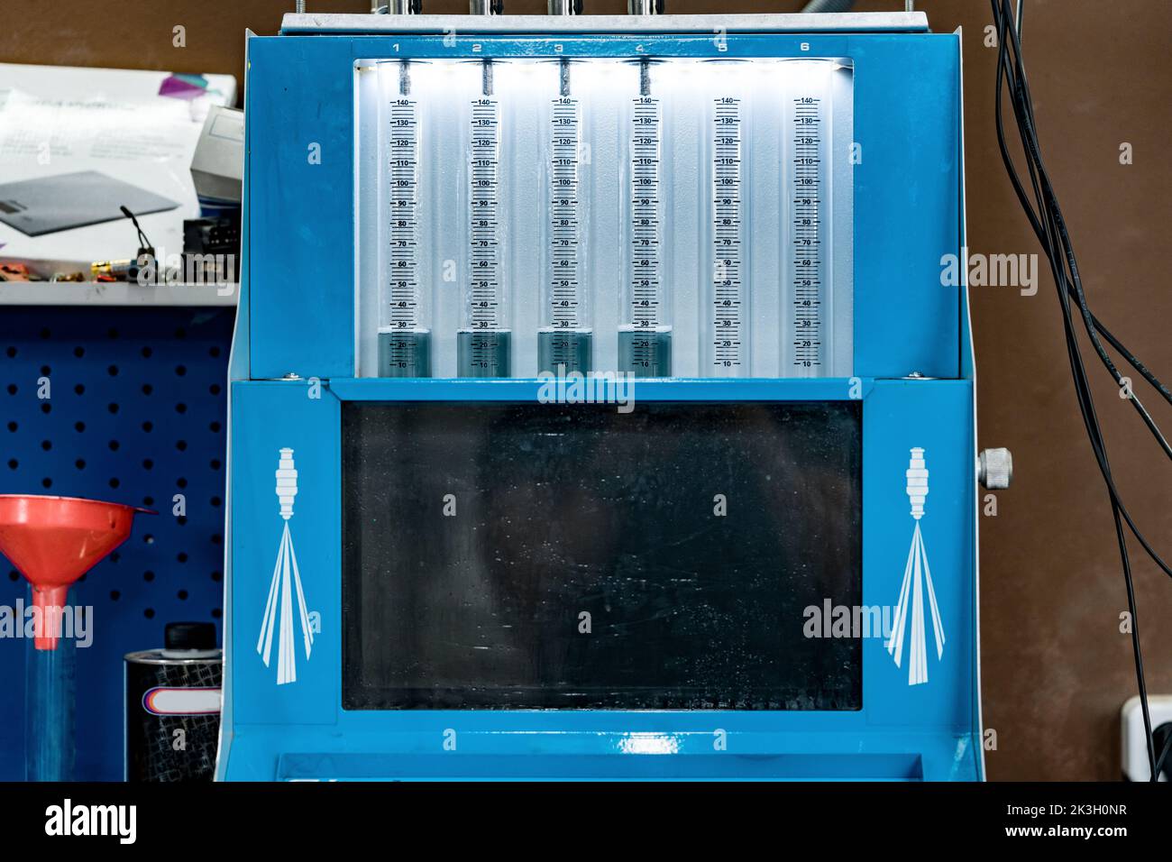 Testeur et nettoyant d'injecteur de carburant à la station-service de la voiture Banque D'Images