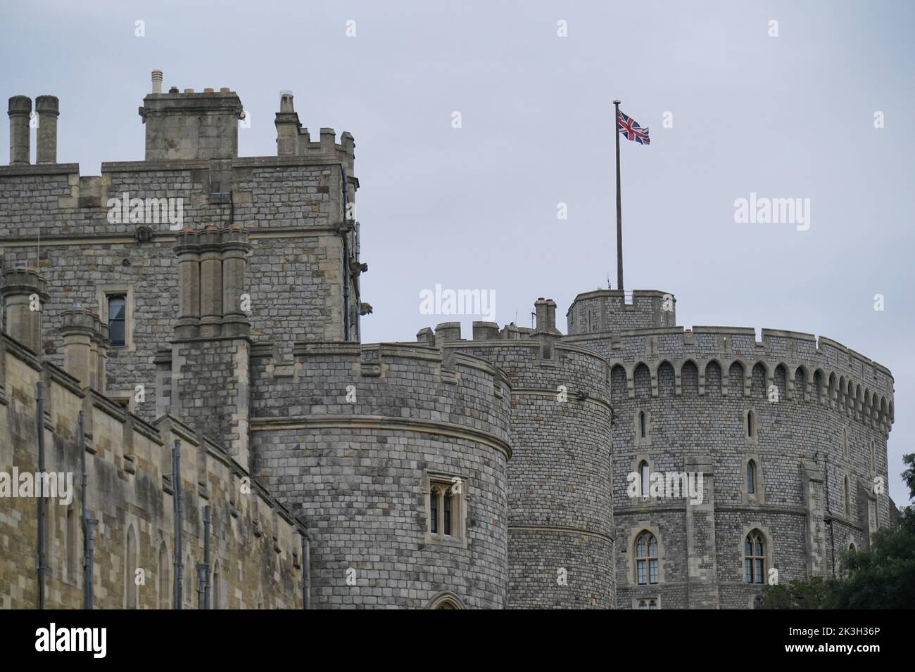 Le drapeau de l'Union au-dessus du château de Windsor est remis en mât à plein régime alors que la période de deuil suivant la mort de la reine Elizabeth II arrive à son terme. Les drapeaux des résidences royales étaient restés en Berne depuis que la reine est décédée à 8 septembre. Date de la photo: Mardi 27 septembre 2022. Banque D'Images