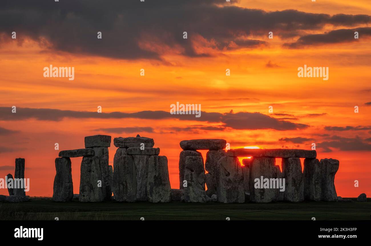 Coucher de soleil automne Equinox à Stonehenge Salisbury Plain Wiltshire sud-ouest de l'Angleterre Royaume-Uni Banque D'Images