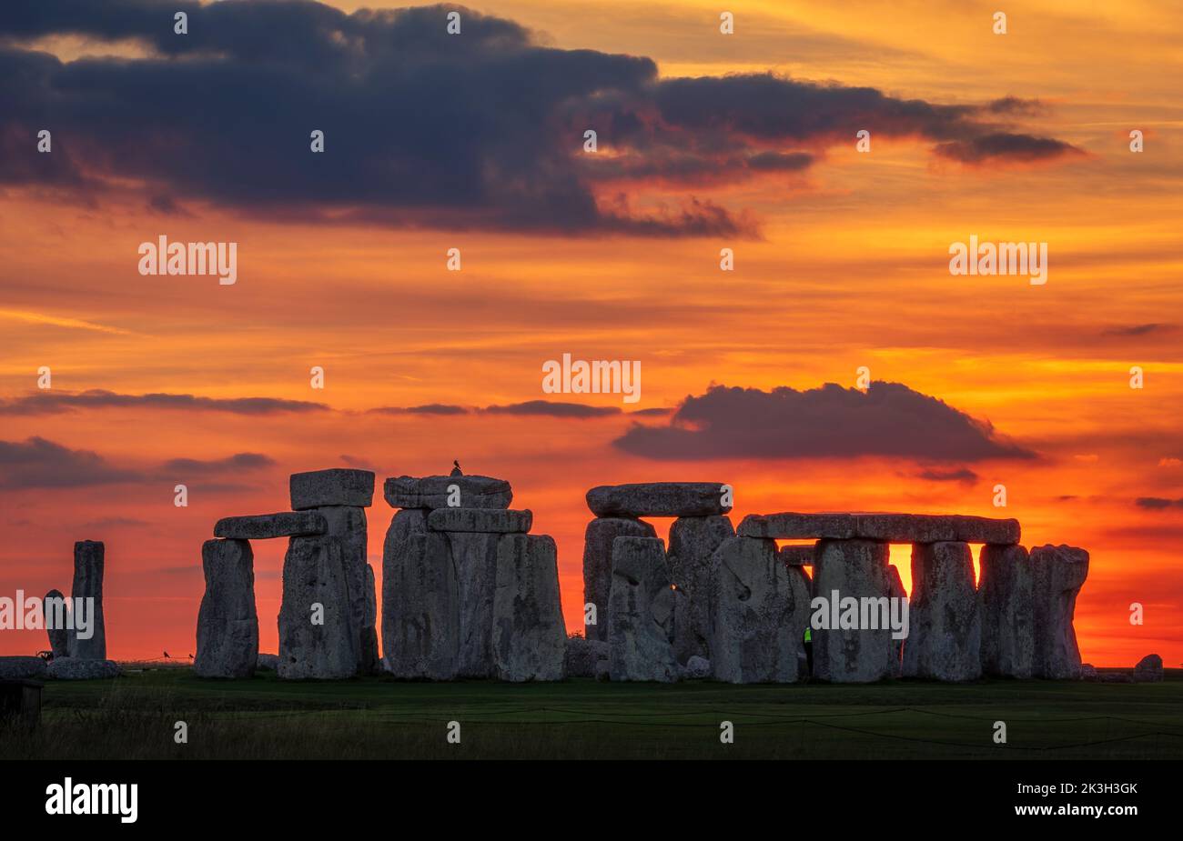 Coucher de soleil automne Equinox à Stonehenge Salisbury Plain Wiltshire sud-ouest de l'Angleterre Royaume-Uni Banque D'Images