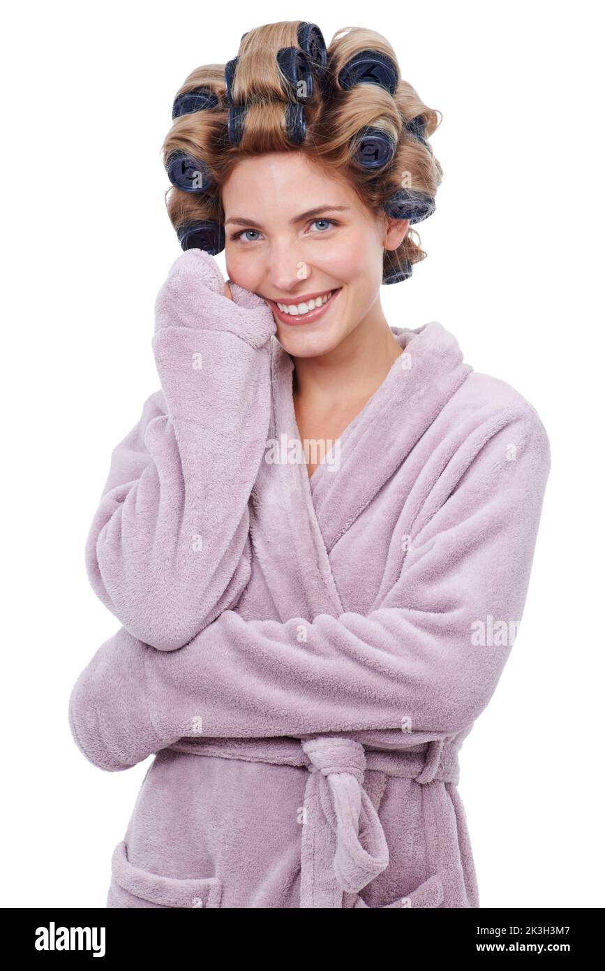 Rafraîchez la douche. Portrait d'une jeune femme heureuse dans un peignoir isolé sur blanc. Banque D'Images