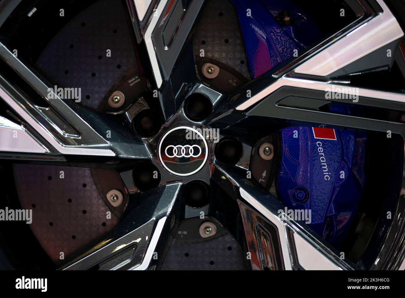 Sofia, Bulgarie - 3 juin 2022 : gros plan du logo Audi est visible sur une roue d'une voiture avec freins en céramique ventilés au salon de l'automobile de Sofia. Banque D'Images