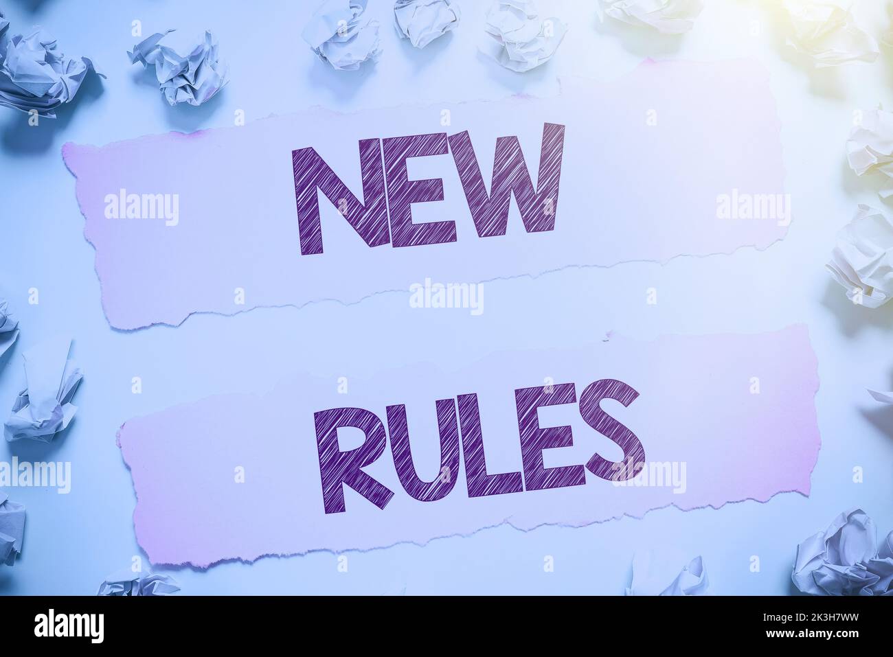 Affiche de texte indiquant les nouvelles règles. Photo conceptuelle État de modification d'une politique iplemented pour une meilleure mise à niveau Banque D'Images