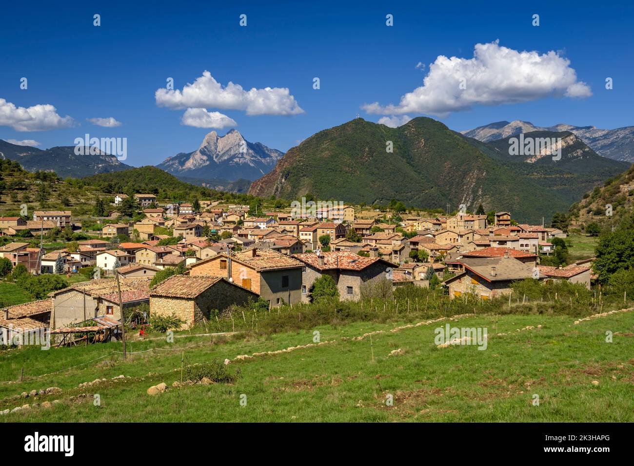 La ville de Sant Julià de Cerdanyola avec la montagne Pedraforca en arrière-plan (Berguedà, Catalogne, Espagne, Pyrénées) Banque D'Images