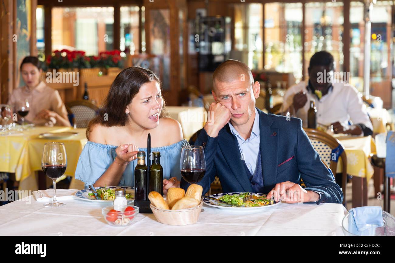 Querelle familiale pendant le déjeuner au restaurant Banque D'Images