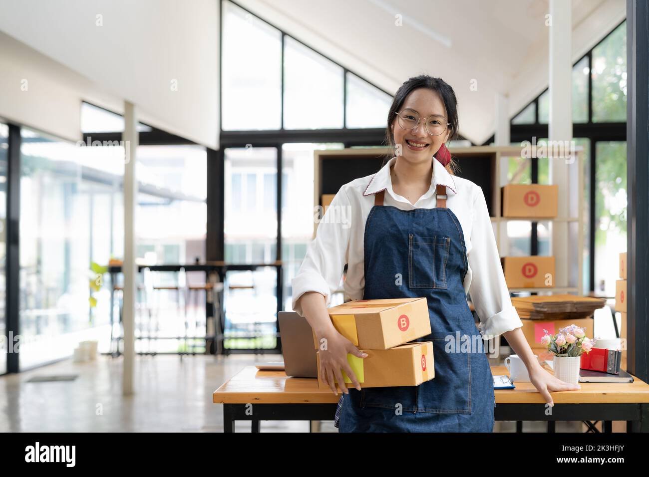Startup petite entreprise entrepreneur indépendant femme travaillant avec Box, Young asian marché en ligne emballage livraison de boîte, SME livraison e-commerce Banque D'Images