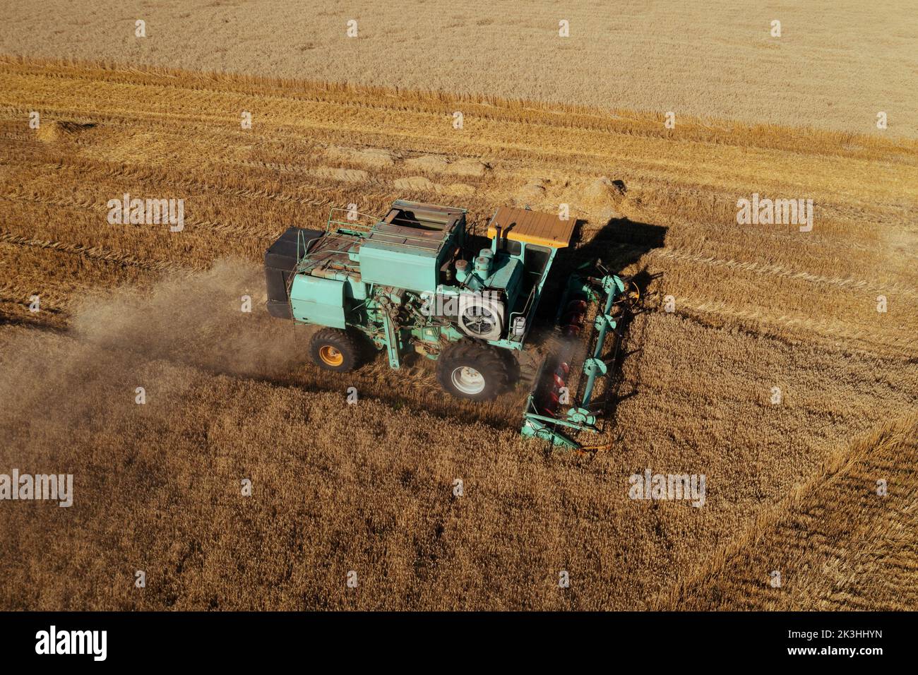 La moissonneuse-batteuse récolte une vue aérienne de blé mûr. Champ agricole et concept d'agriculture. Banque D'Images