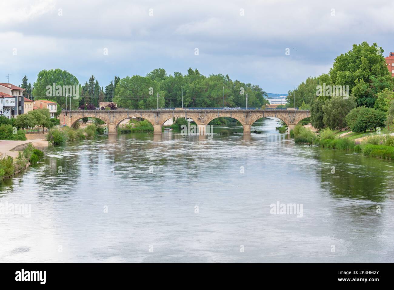 Vue panoramique sur la rivière Ebro et le pont français à Miranda de Ebro, Burgos, Espagne Banque D'Images