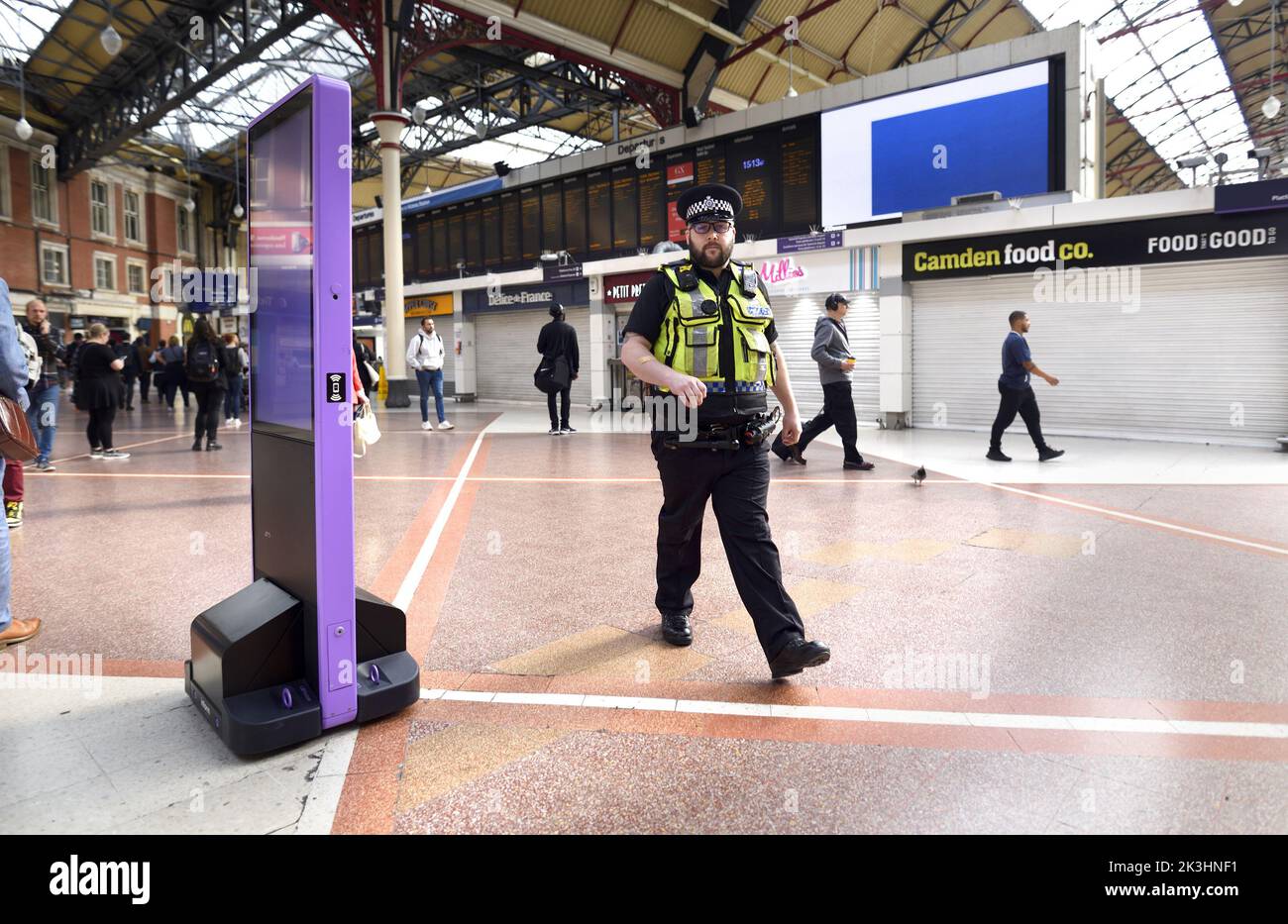 Londres, Angleterre, Royaume-Uni. Victoria Station - policier sur le hall Banque D'Images