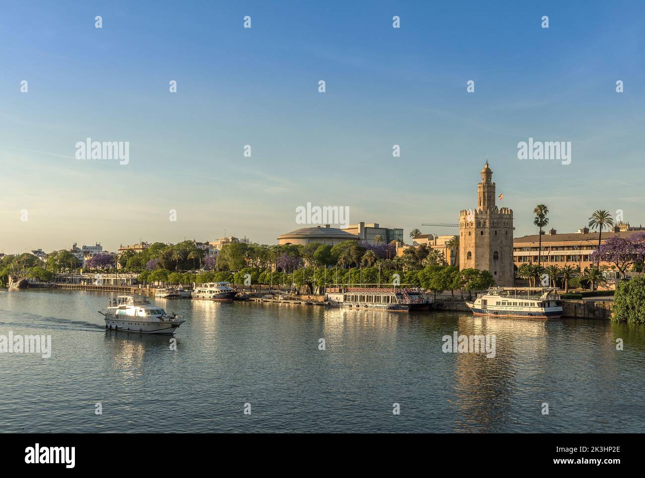 Vue sur le fleuve Guadalquivir et la Torre del Oro, Séville, Espagne Banque D'Images
