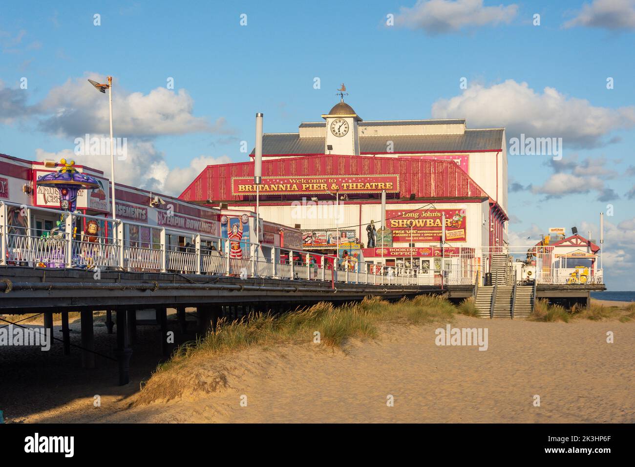 Scène tôt le matin montrant Britannia Pier et la plage, Marine Parade, Great Yarmouth, Norfolk, Angleterre, Royaume-Uni Banque D'Images