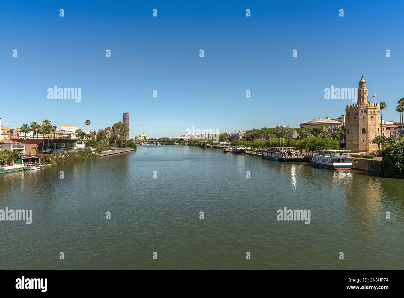 Vue sur le fleuve Guadalquivir et la Torre del Oro, Séville, Espagne Banque D'Images