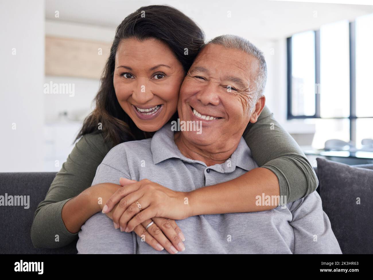 Retraite, amour et câlin avec un couple sur le canapé ensemble en appréciant heureux, de détente et de soutien. Sourire, famille et confiance avec le portrait de l'homme et de la femme Banque D'Images