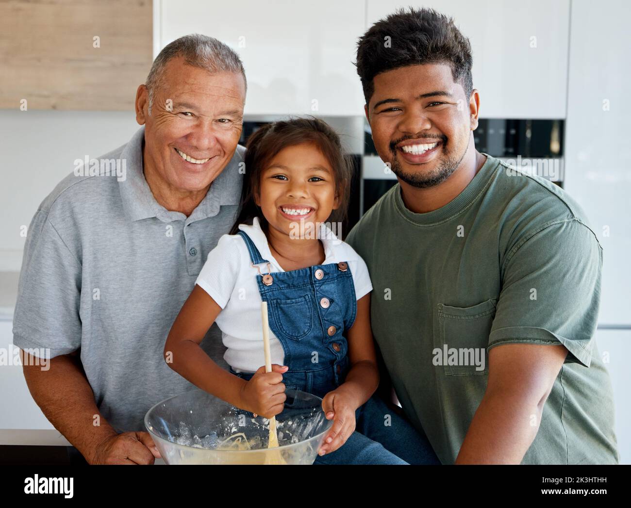 Cuisine familiale, portrait de nourriture et cuisine de fille avec grand-parent et père, heureux dans la cuisine ensemble et de préparer le déjeuner avec amour dans la maison. Enfant Banque D'Images