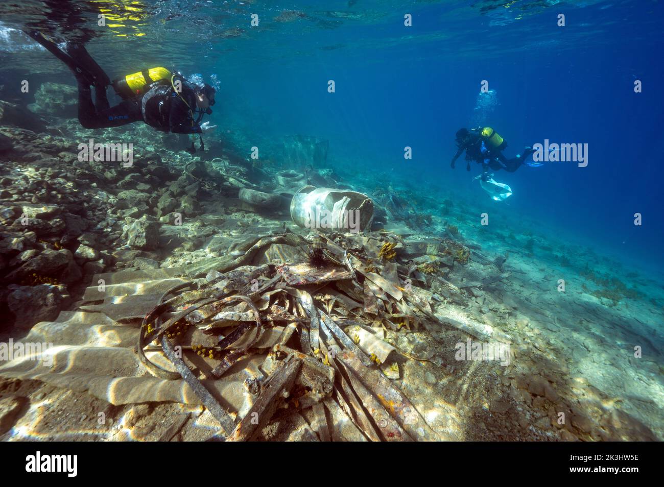 Nettoyage sous l'eau de vastes garbages au-dessus de l'ancienne épave Bozburun Marmaris Turquie. Banque D'Images