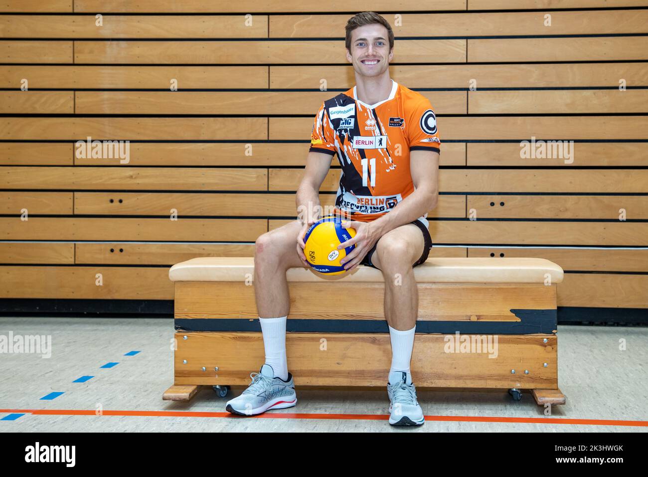 Berlin, Allemagne. 23rd septembre 2022. Volleyball: Media-Day Berlin volley, Horst-Korber-Sportzentrum. Joueur Cody Kessel de Berlin volleys avec une balle en nouveau maillot de la saison 2022/23. Credit: Andreas Gora/dpa/Alay Live News Banque D'Images