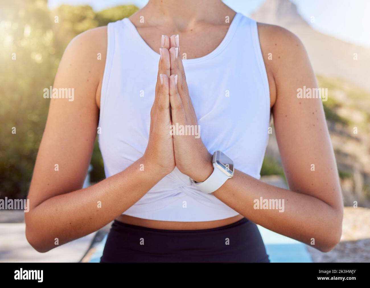 Yoga, namaste et exercice avec une femme debout les mains ensemble en position de prière pour la méditation, zen et séance d'entraînement de pleine conscience pour se détendre. Calme femme Banque D'Images