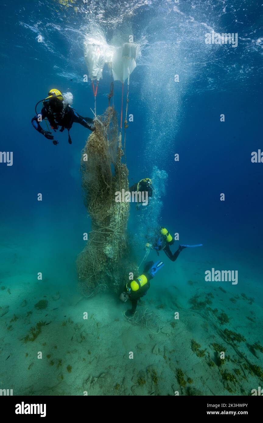 Nettoyage des filets rejetés du fond de la mer, zone de protection marine de Bozburun, Marmaris Turquie. Banque D'Images