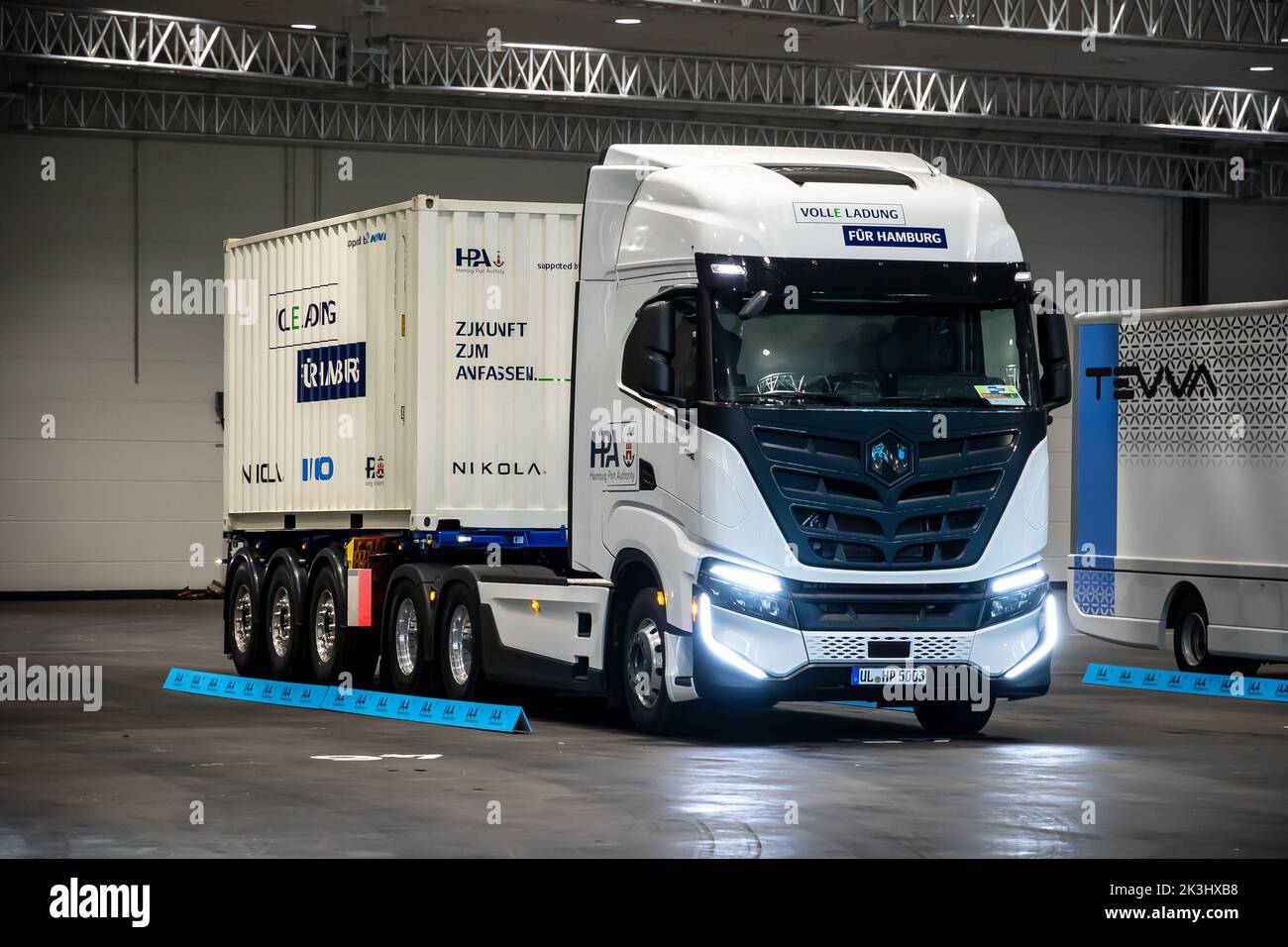 Nikola TRE Battery-Electric DayCab semi-camion conduite au salon de l'automobile IAA de Hanovre. Allemagne - 20 septembre 2022 Banque D'Images