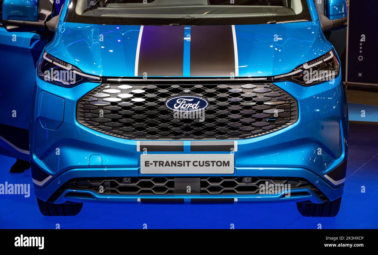Ford E-Transit Custom tout-électrique présenté au salon de l'automobile IAA de Hanovre. Allemagne - 20 septembre 2022 Banque D'Images
