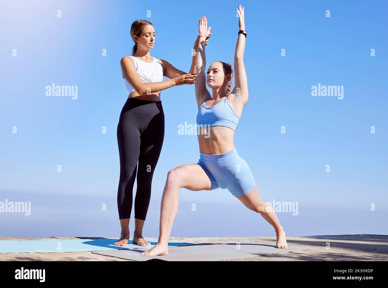 Coach yoga femme effectue des exercices dans la salle de sport - fitness  leçon pour les femmes mûres Photo Stock - Alamy