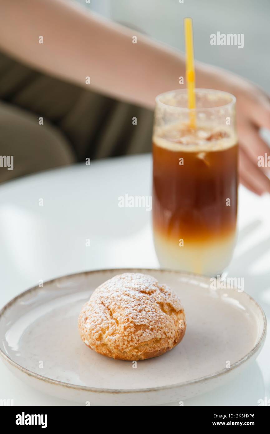Café boisson rafraîchissante espresso tonique dans un verre et gâteau shu  Photo Stock - Alamy