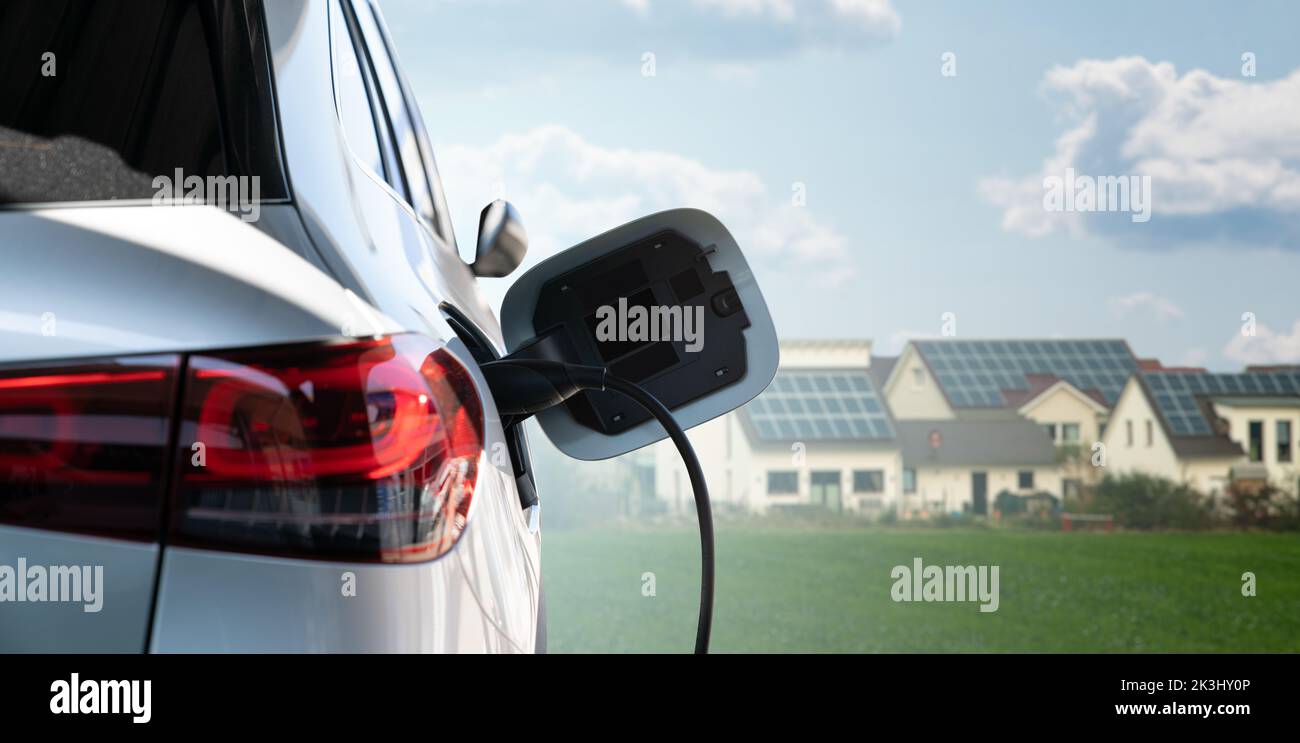 Gros plan de la voiture électrique avec un câble de charge connecté Banque D'Images