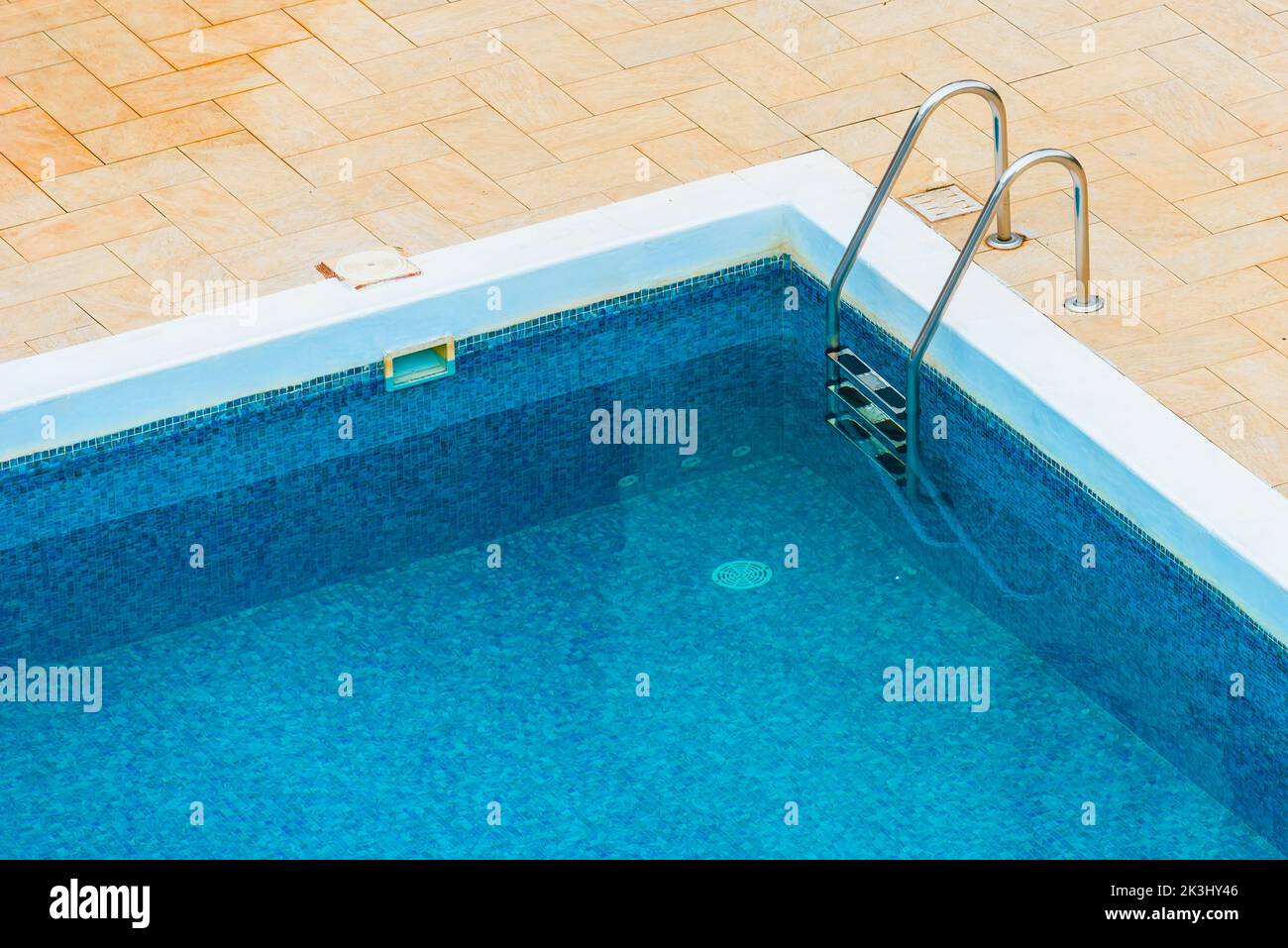 Vue panoramique de la piscine extérieure vide avec eau bleue propre le jour de l'été Banque D'Images